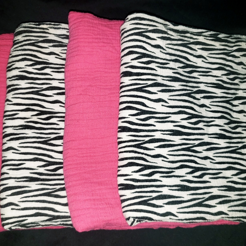 4 Summer Infant muslin blankets.